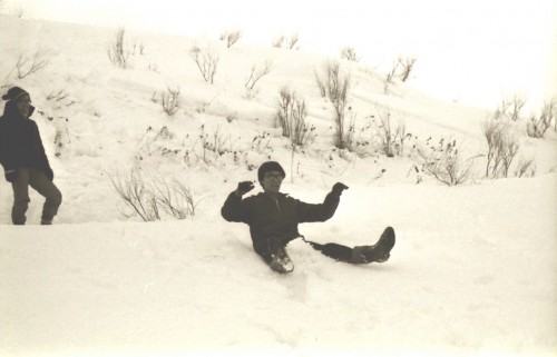 雪遊びに興じる特派員殿