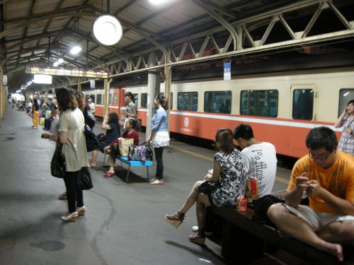 夜の高雄駅　台北行きの夜行が停車中