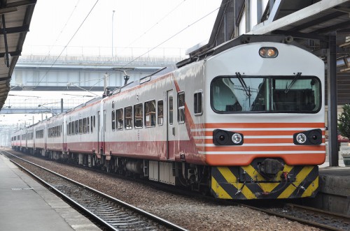 ＥＭＵ１２００型　高雄駅