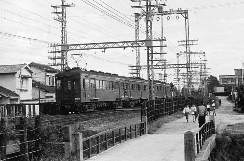 鳴尾西方、電車後方の家屋は震災でやられた