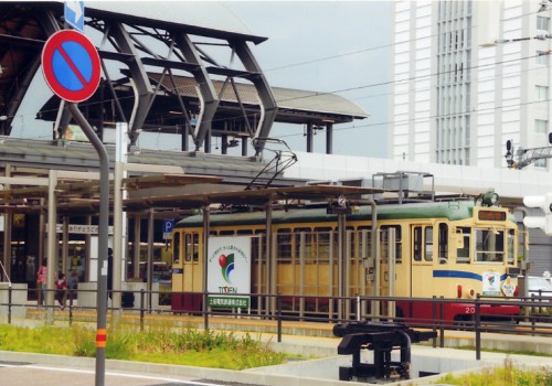 立派な駅前から走り出す電車は恥ずかしそうだ