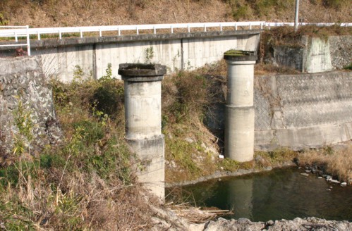 香東川の橋脚と橋台跡