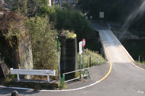 手前は鉄道橋の橋脚、向こうに見えるのは沈降道路橋