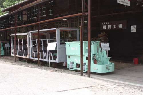 2Ton蓄電池機関車Ｎo.6と人車