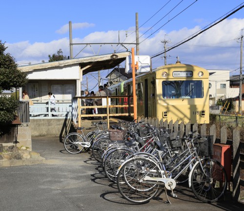 四日市から来た電車から多くの乗客が降りてくる。（小古曽駅）