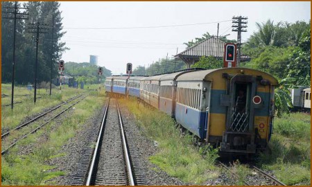 29_ウボンラーチャターニからの列車発車