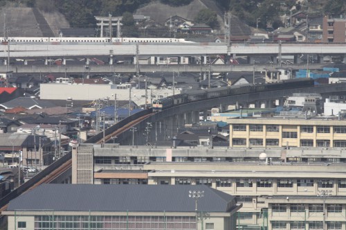 上りの山陽新幹線が通過