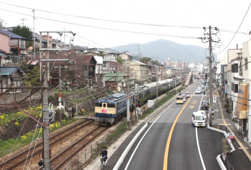 くEF651132牽くトワイライトが尾道を通り抜ける