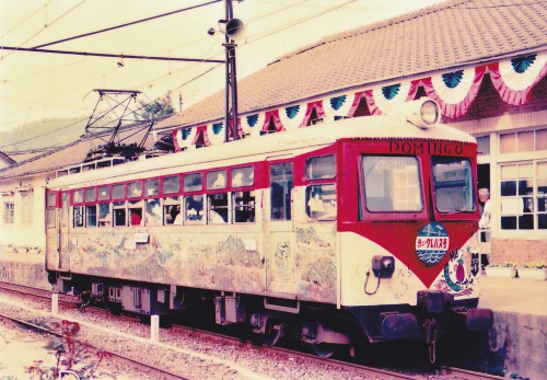 これが名物落書き電車