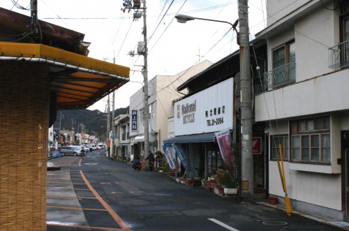 コンクリート部分が川の上の線路跡