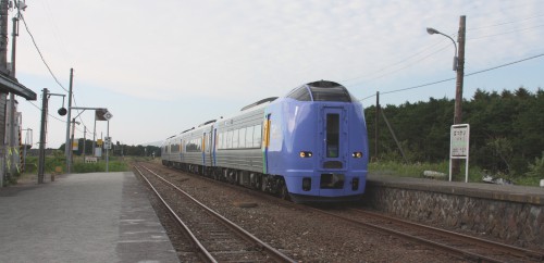 抜海駅を通過するスーパー宗谷