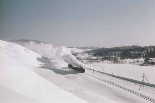 快晴の登龍峠を一番列車が行く