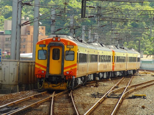 ＥＭＵ３００型　汐止駅発車