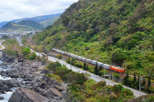 亀山付近を貨物列車がゆく