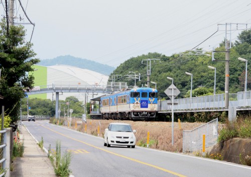 安芸長浜駅を通過する8232D三原行き