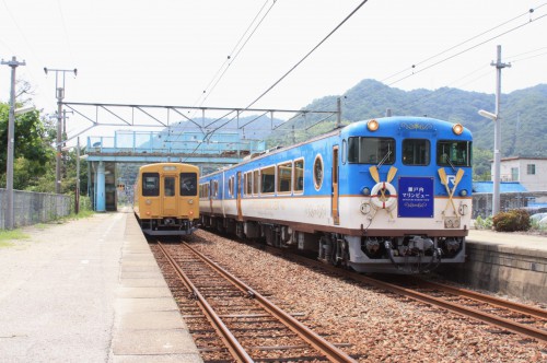 安芸幸崎駅で１４３Mと交換する上り回送列車