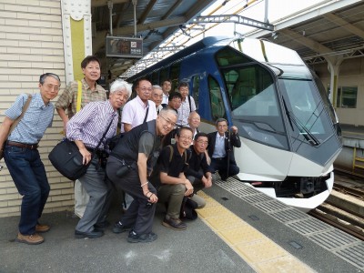 宇治山田駅での記念撮影（総本家様より提供いただきました。）