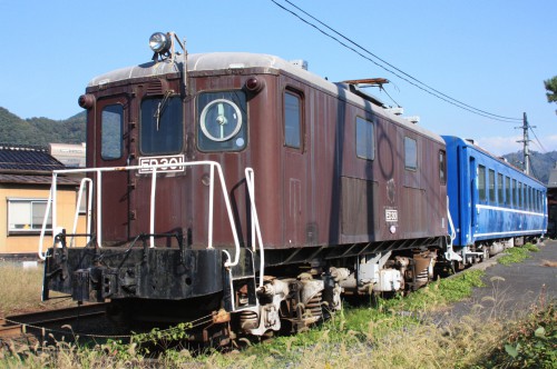 隼駅に保存されている北陸鉄道ED301とオロ126