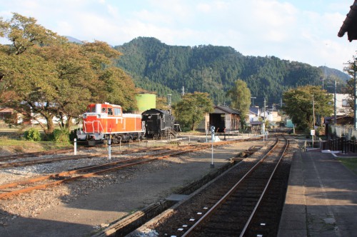 若桜駅構内のC12167とDD167