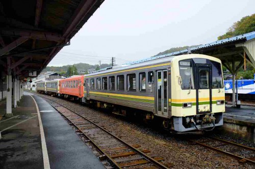 朝の通勤列車 宍道発キハ120　4連が「奥出雲おろち号」と同じホームで連絡