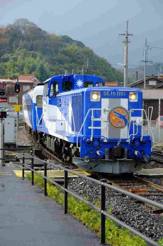 木次駅へ進入する「奥出雲おろち号」