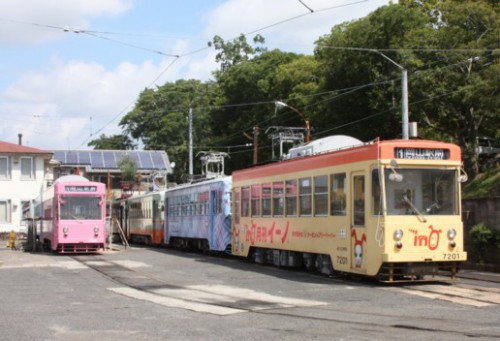 留置線は３線ある。全て塗色の違う車両が休んでいる。