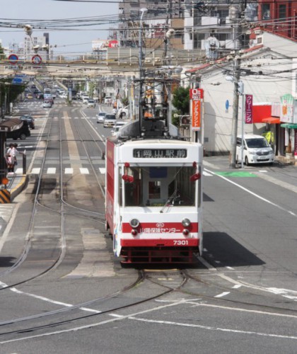 折り返しする7301号（元呉市電700型の台車、機器を流用）   左の２線は車庫へ、右の１線は留置線へ続く