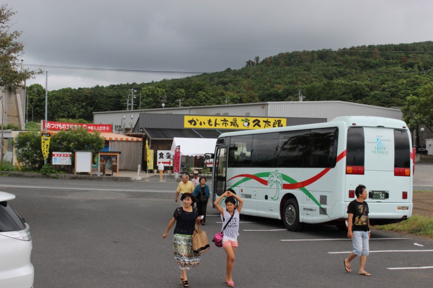 観光バス御一行様の到着、後ろに見えるのが土産物屋