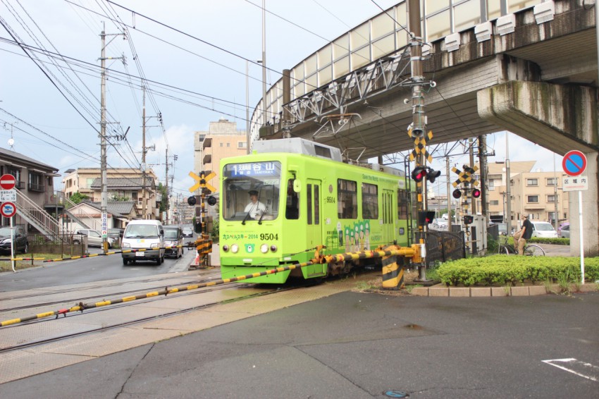 涙橋の付近で併用軌道に入る9500形