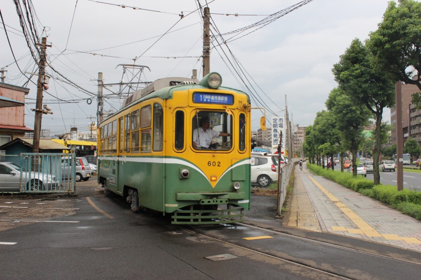 交通局車庫から出庫する６００形