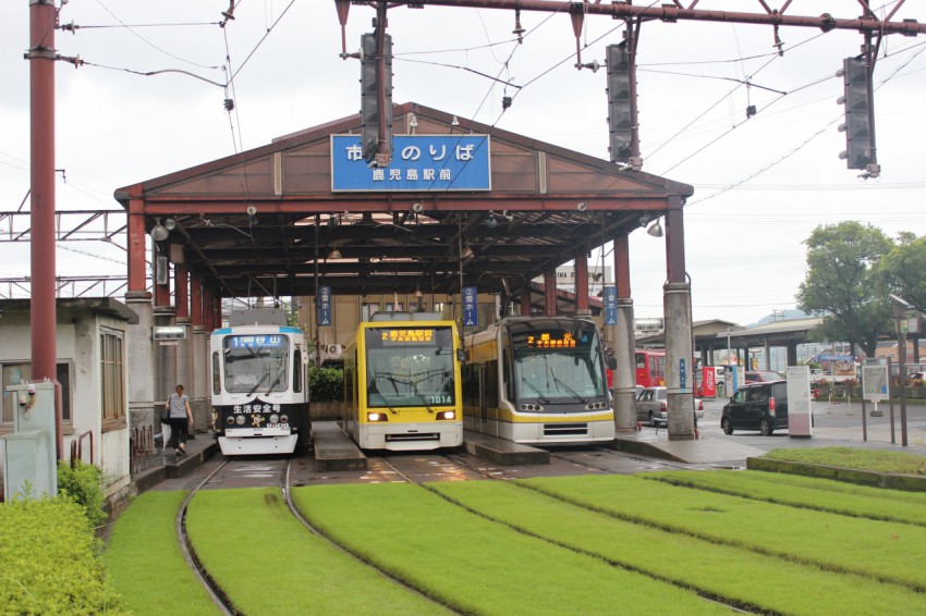 鹿児島駅前で9500,1000,7000形が顔を合わせる