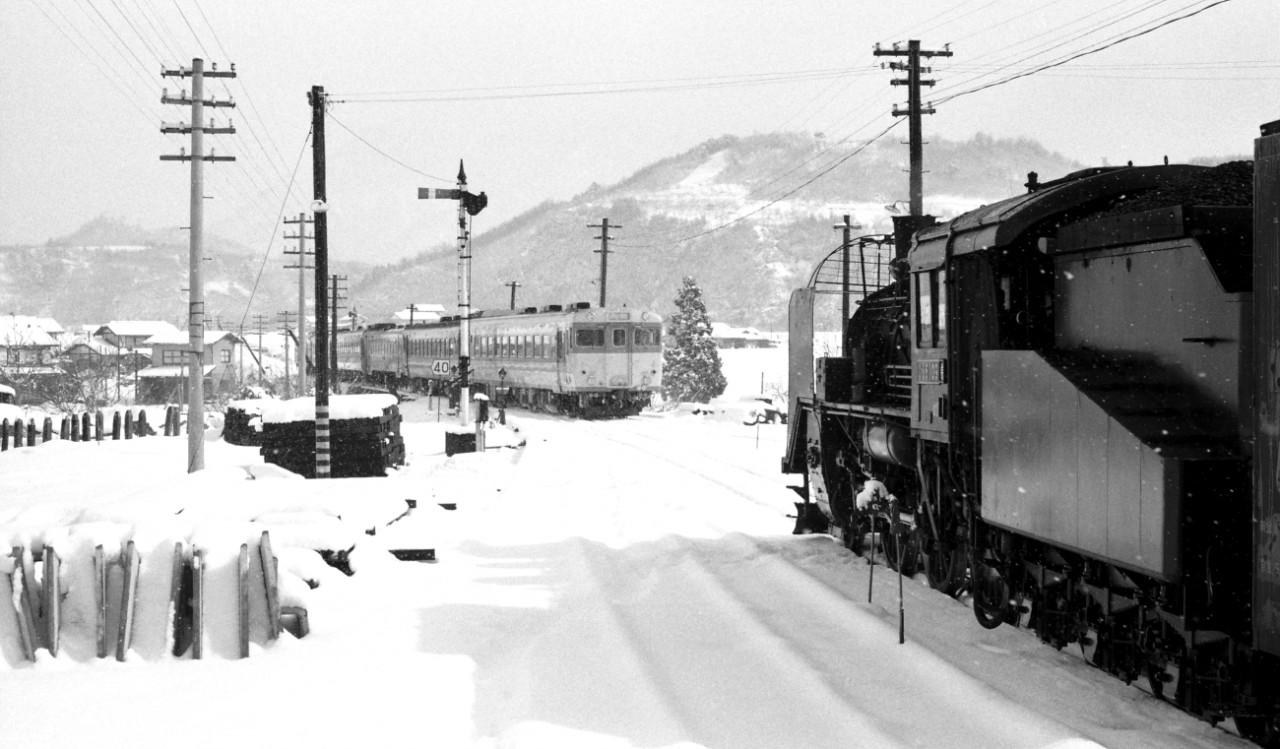 MN00715-飯山線替佐駅　雪晴れ交換