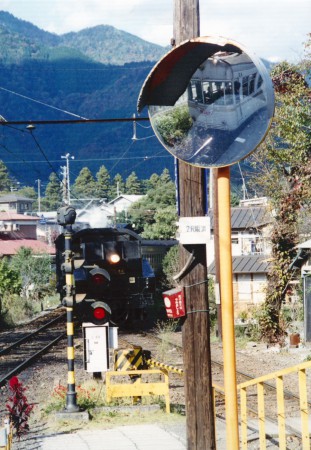 鏡に写った電車001