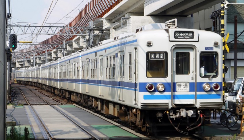 高架前の曳舟駅 (25-7-26)