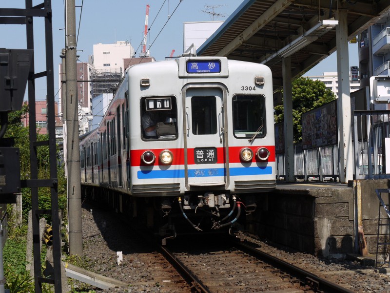 金町駅停車中。棒線で４両編成がギリギリ停まれるスペースしかない。(25-9-22)