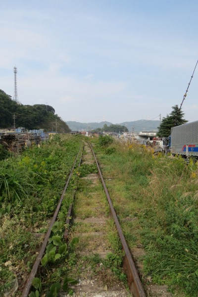 門を出た線路は左にカーブしてトンネルに入る