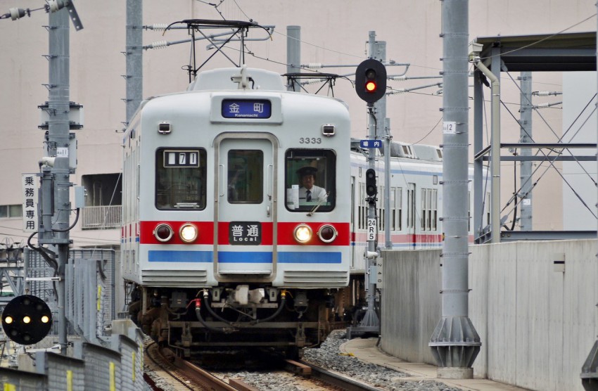 高砂駅を発車した金町行 (26-10-2)