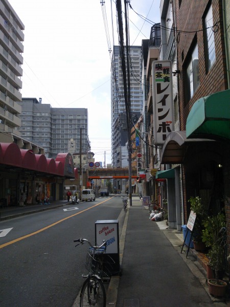 中崎町駅１番出口を出て、大阪環状線の高架に向かって歩きます。そして、セブンイレブンの角を高架に沿って右に入り、すぐに見えます。