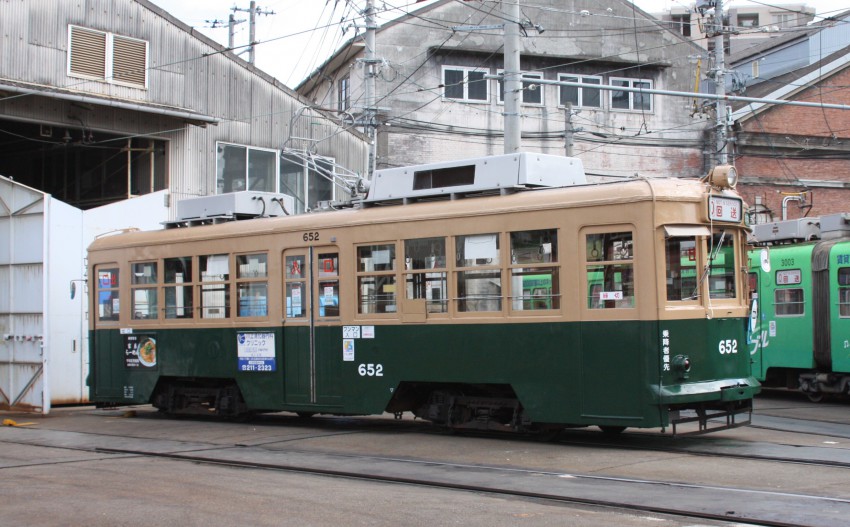 652号も同じ被爆電車。うしろはレンガ造りの変電所。