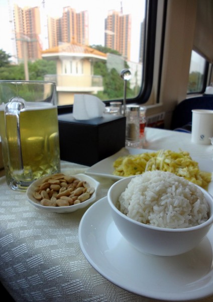 食堂車で冷えたビールはうまい