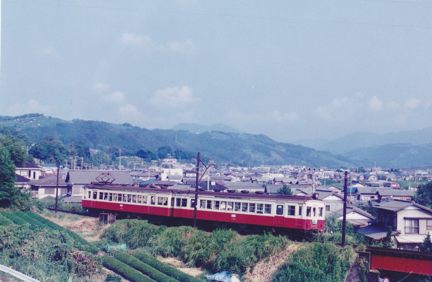 大井川鉄道の拠点である金谷の街を見下ろし、古巣の発展を祝う