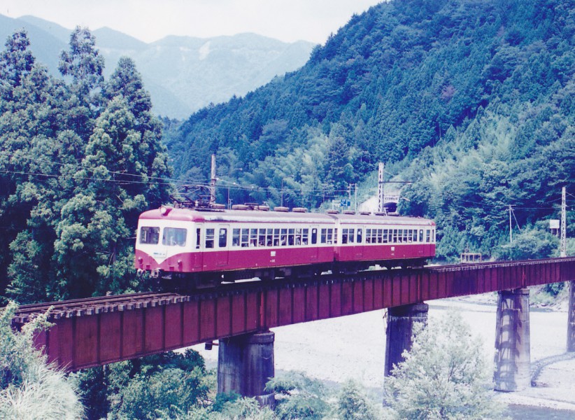 一目で西武電車所沢工場製作車両とわかる面構え