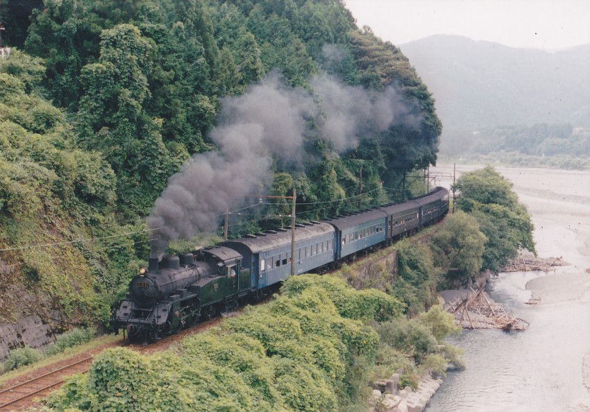 最初はこの位置で京阪特急を、と思っていたが、ＳＬ牽引列車の登場となった。