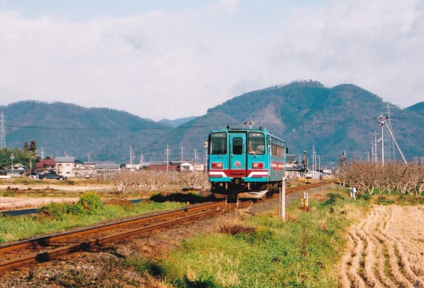 樽見鉄道　糸貫・本巣間にて　　平成14年12月29日 １３レ　樽見行き　ハイモ230-301