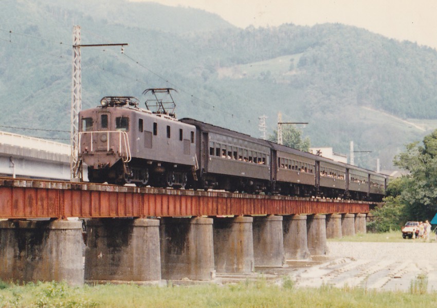 ＥＬは牽引ではなく押し上げ用あり、列車後部で力を発揮している。