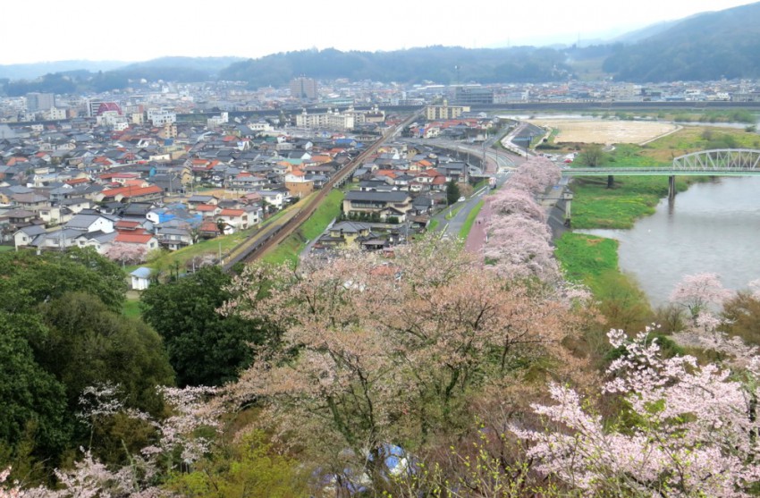 平成27年4月5日　桜の尾関山公園から見える三江線尾関山駅