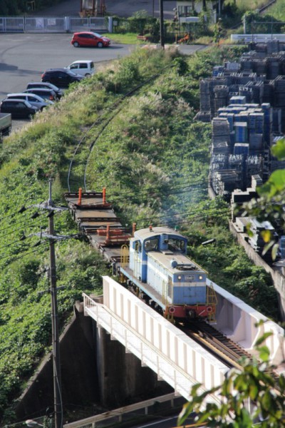 鉄橋を渡り　トンネルに入るDD401+空チキ2両