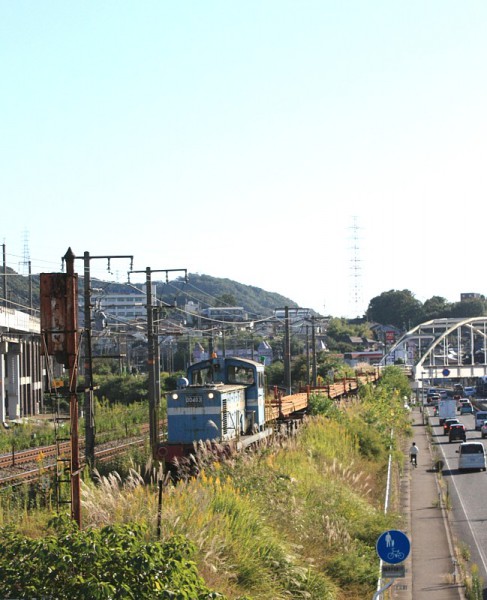 左端に背中が写っている錆びた信号機は東福山駅場内信号機の遠方信号機