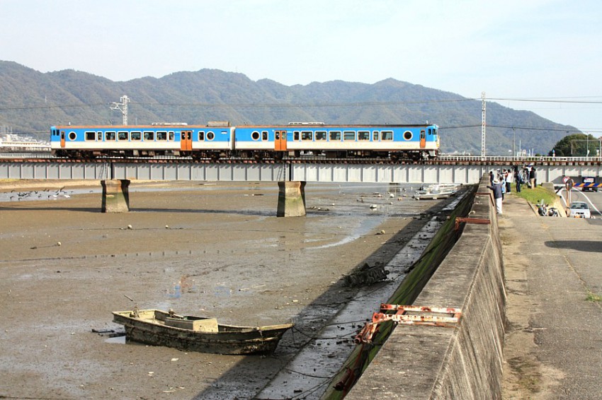 H27-11-21　8235D　三原-須波間沼田川橋梁にて