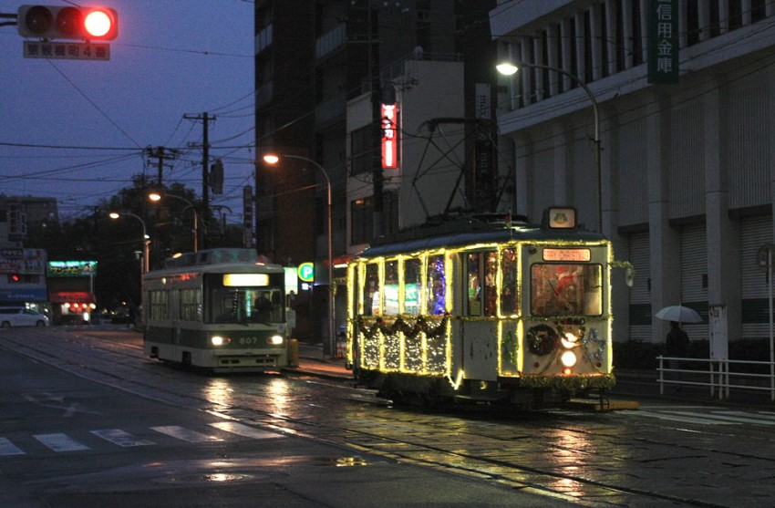 Ｈ27-12-23　夕暮れ迫る猿猴橋町を通過する回送電車